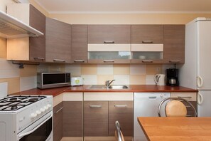 Casa, 3 habitaciones, cocina, vista al jardín | Cocina privada | Microondas, lavavajillas, cafetera y tetera y tetera eléctrica 