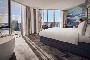 Spa Room | Dundyner, safe på rommet, skrivebord og skrivebord for bærbar PC