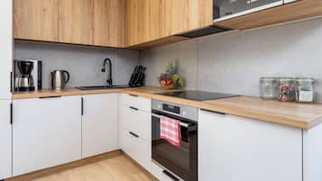 Täysikokoinen jääkaappi, mikroaaltouuni, liesi, astianpesukone