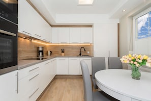 Full-size fridge, microwave, oven, stovetop