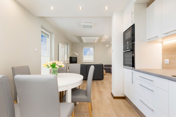 Full-sized fridge, microwave, oven, stovetop