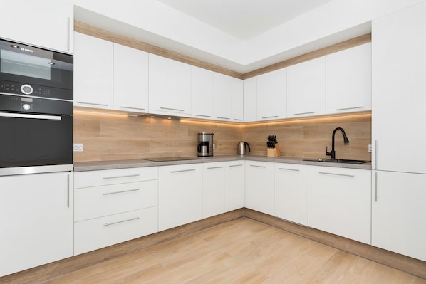 Full-size fridge, microwave, oven, stovetop