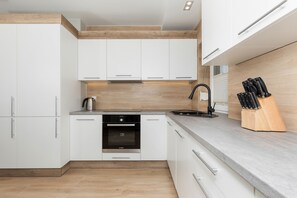 Full-sized fridge, microwave, oven, stovetop