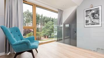 45 inci sebuah televisyen pintar dengan kabel, TV