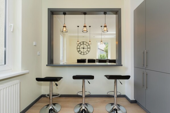 Talo, 4 makuuhuonetta, terassi, näköala puutarhaan | Yksityinen keittiö | Mikroaaltouuni, uuni, astianpesukone, kahvin-/teenkeitin