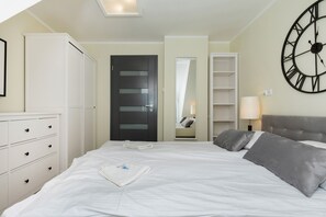 4 عدّة غرف نوم ومكواة/لوح كي وأسرّة أطفال/رضّع وملاءات أسرّة