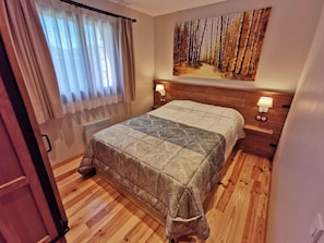 2 bedrooms, Internet - Ground Floor Apt 2 Bed Private 90m2 Garden, Fireplace & Wi-Fi (Err)