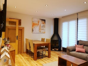 Interior - Ground Floor Apt 2 Bed Private 90m2 Garden, Fireplace & Wi-Fi (Err)