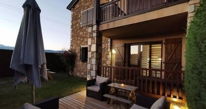 Rez-de-chaussée 2 ch. Jardin Privé 90m2, Cheminée et WiFi inclus