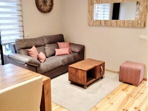 TV, fireplace - Ground Floor Apt 2 Bed Private 90m2 Garden, Fireplace & Wi-Fi (Err)