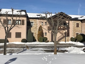 Exterior - Ground Floor Apt 2 Bed Private 90m2 Garden, Fireplace & Wi-Fi (Err)