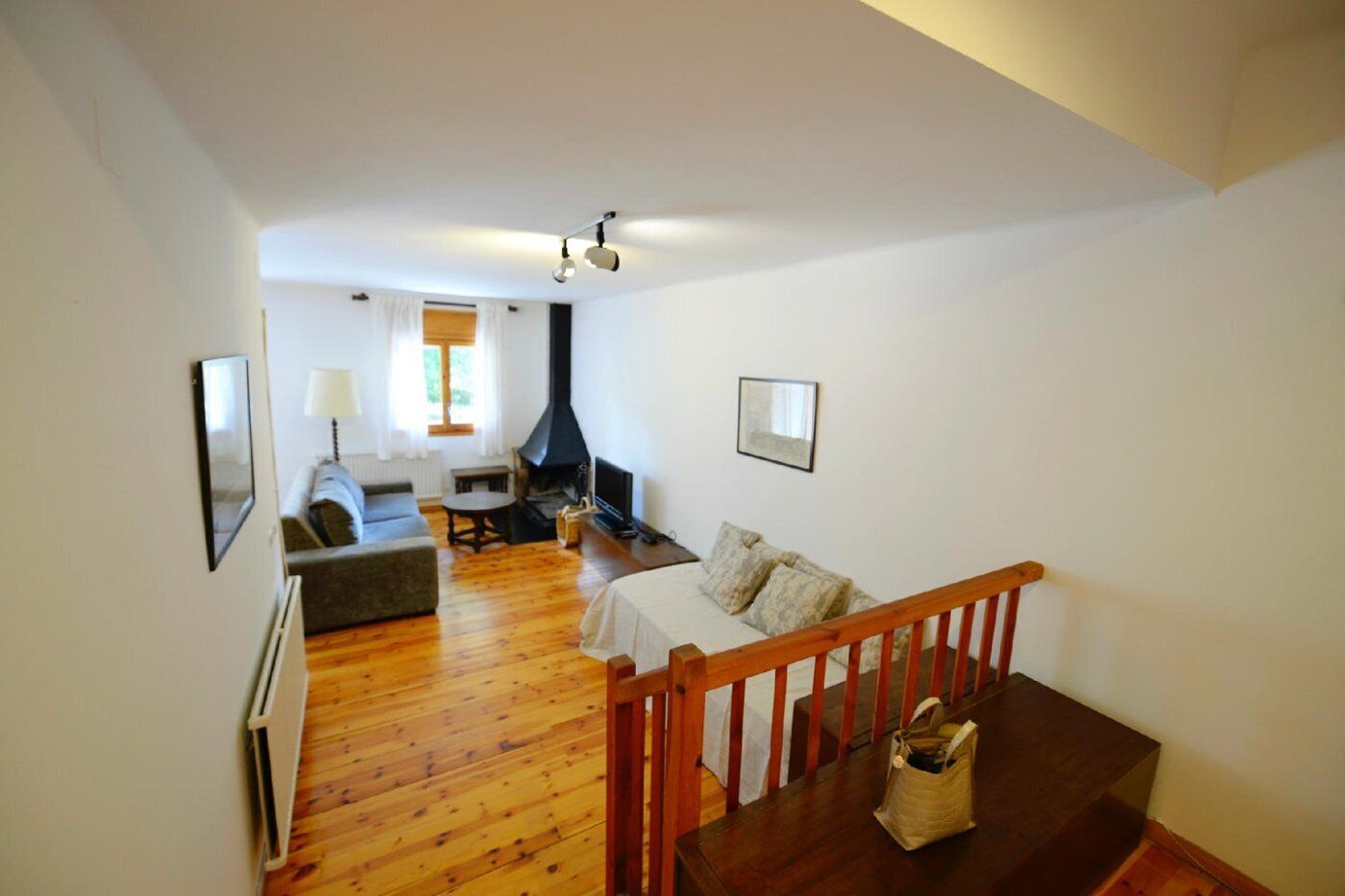 Una televisión, una chimenea