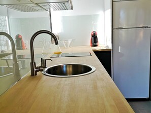 Jääkaappi, mikroaaltouuni, uuni, astianpesukone