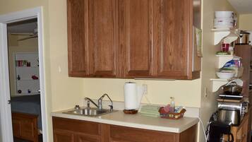 Full-size fridge, microwave, oven, stovetop