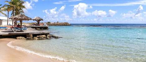 Accommodatie ligt op het strand, ligstoelen