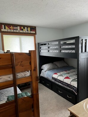 5 bedrooms, free WiFi, bed sheets, wheelchair access