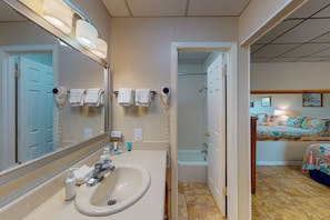 Combined shower/bathtub, towels - Walk to Sandfest, Shared Pools, Boardwalk to Beach (Port Aransas)