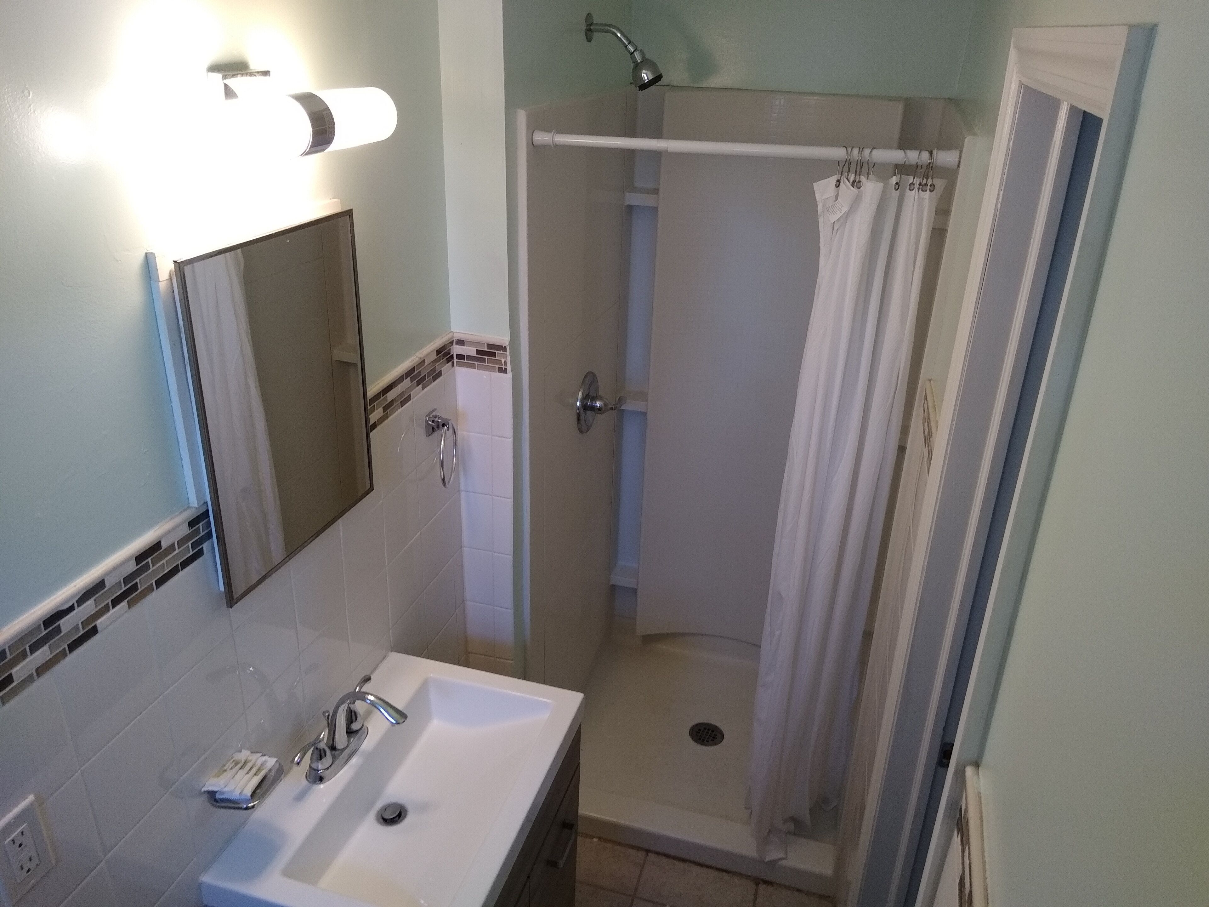 Classic Single Room | Bathroom | Shower, towels