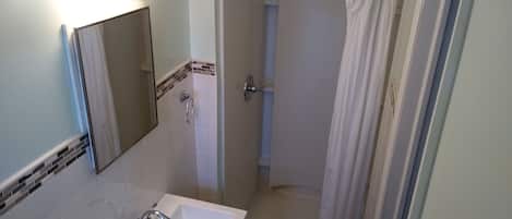 Habitación individual clásica | Baño | Regadera y toallas