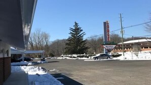 A motel with a signboard, a parking lot, and a snow-covered ground. - Laurel Notch Motel (Bordentown)
