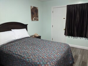 Classic Single Room | Bed sheets - Laurel Notch Motel (Bordentown)