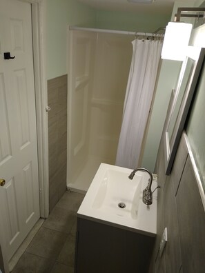 Classic Single Room | Bathroom | Shower, towels