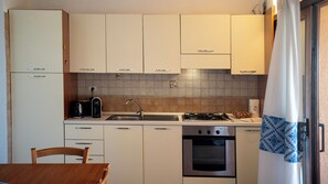 Kühlschrank, Ofen, Herdplatte, Geschirrspüler