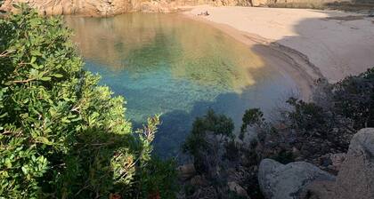 Li Chessi Blu Villa, relax among red rocks and pool just steps from the sea