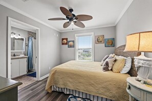 4 bedrooms, iron/ironing board, WiFi, bed sheets - Veronie Villa, Veronie Villa - 100 Steps to the Beach! Great Relaxing Ocean Views (Bolivar Peninsula)