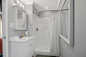 Badewanne, Haartrockner, Handtücher