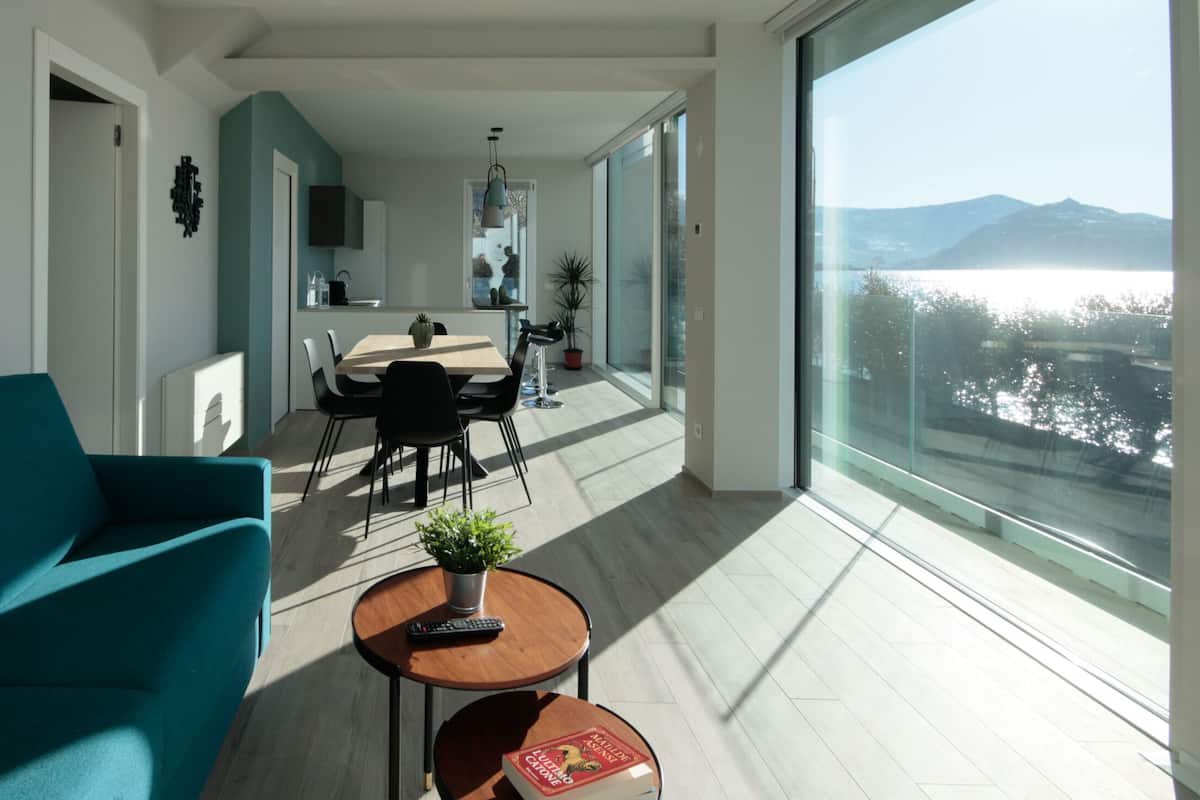 Appartement, 2 slaapkamers, uitzicht op meer (Scirocco) | Woonruimte | Een 32-inch televisie met digitale zenders