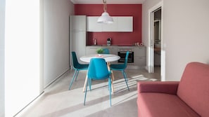 Apartamento, 1 quarto, vista para o pátio (Levante) | Área de estar | TV 32 polegadas com canais digitais