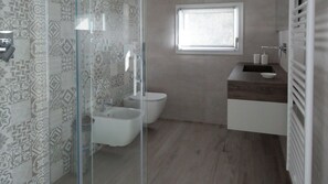 Appartement, 1 chambre, vue lac (Maestrale) | Salle de bain | Douche, douche à « effet pluie », bidet, serviettes fournies