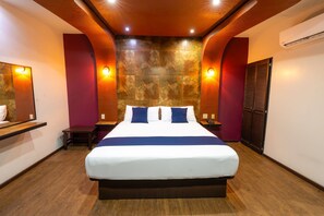Deluxe Room, 1 King Bed | Free WiFi, bed sheets - Hotel Rose Ensenada (Ensenada)