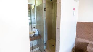 Ducha, artículos de tocador gratuitos, secador de pelo, toallas