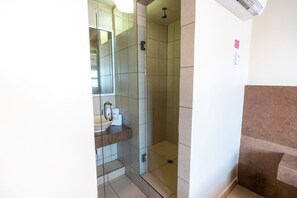 Standard Room | Bathroom | Shower, free toiletries, hair dryer, towels - Hotel Rose Ensenada (Ensenada)