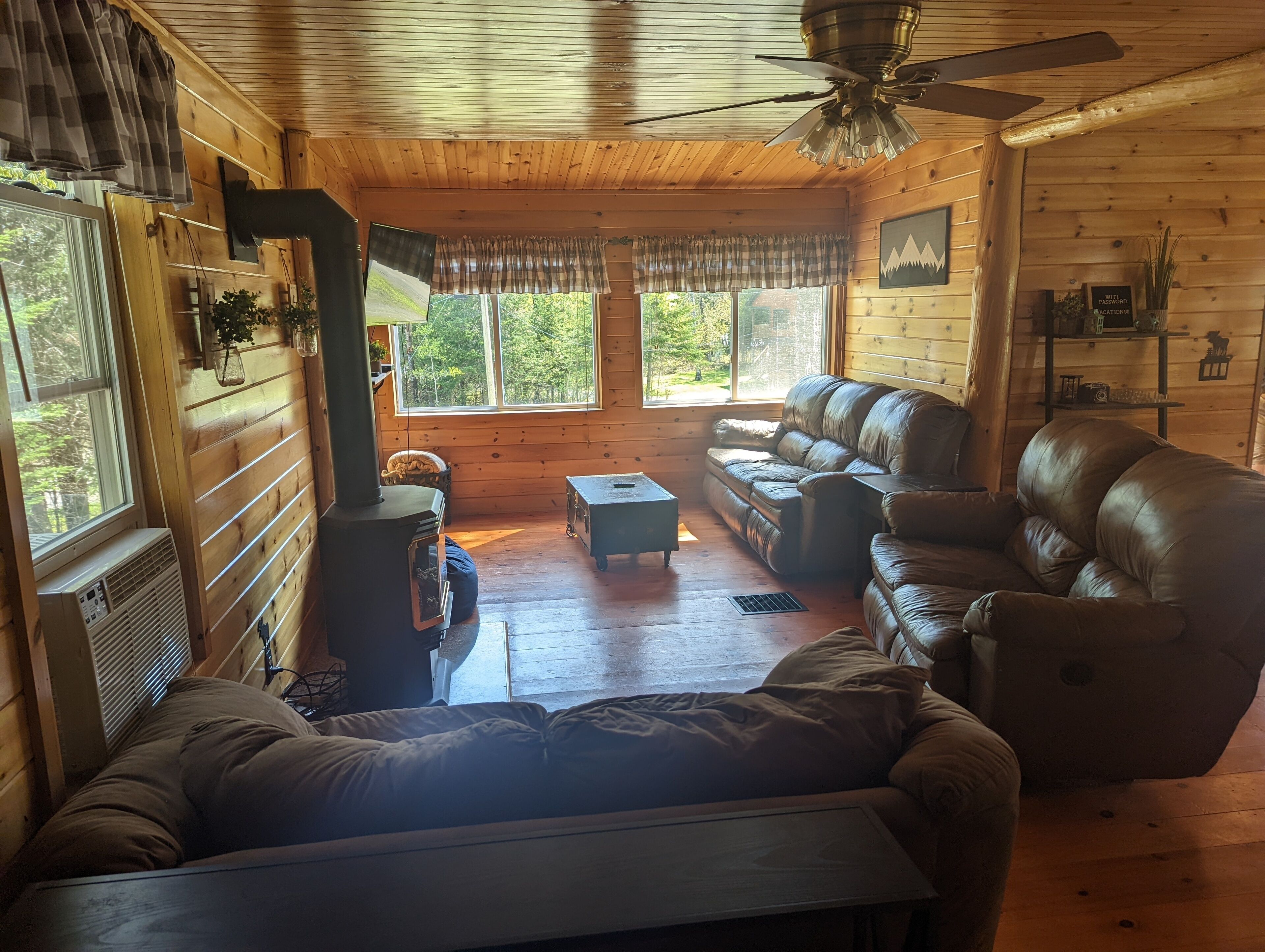 Smart TV, videogames, mesa de pingue-pongue, livros