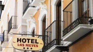 A hotel sign with the name "HOTEL LAS NIEVES" on a building facade. - Las Nieves (Granada)