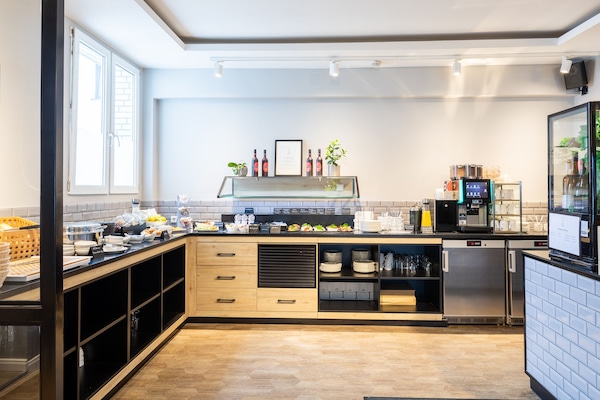 Petit déjeuner buffet (17.9 EUR par personne)