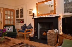 Fernseher, Kamin, Bücher