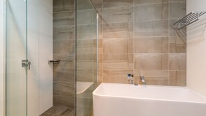 Bañera, secador de pelo y toallas