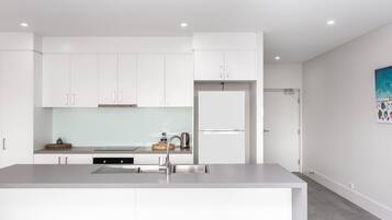 Kylskåp, mikrovågsugn, ugn och spishäll