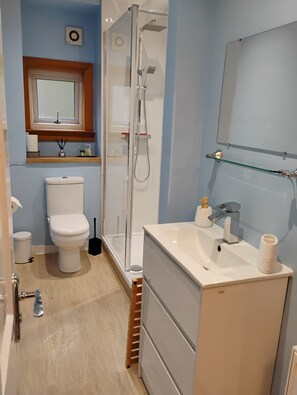 Combined shower/bathtub, hair dryer, towels - Keek Oot at 73, upper apartment on Main St, value for money. Pet friendly. (Gourock)