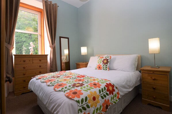 1 habitación, tabla de planchar con plancha, wifi y ropa de cama 