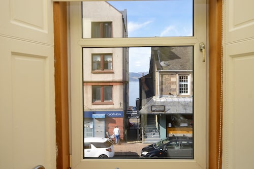 Keek Oot at 73, upper apartment on Main St, value for money. Pet friendly.