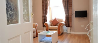 Keek Oot at 73, upper apartment on Main St, value for money. Pet friendly.