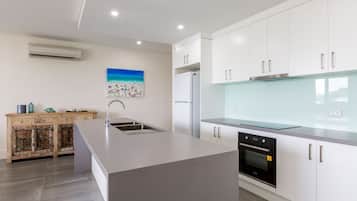 Refrigerador, microondas, horno, placa de cocina