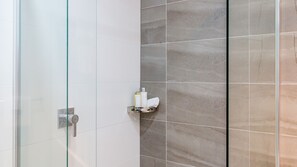 Baignoire, séchoir à cheveux, serviettes fournies