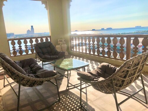 Sea view large 3 bedroom ''Escape Artist'' Apt.