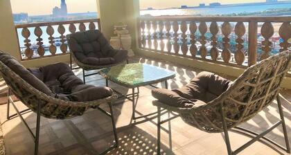 Sea view large 3 bedroom ''Escape Artist'' Apt.